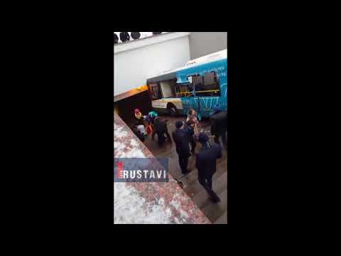 Автобус на славянском бульваре сбил пешеходов | ავტობუსი მიწისქვეშა გადასასვლელში შევარდა